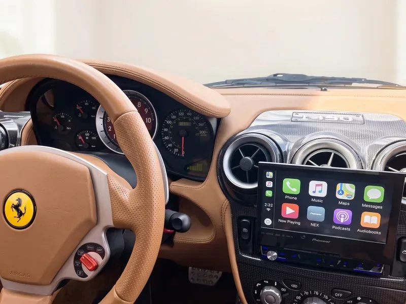 Estéreo Pioneer con CarPlay inalámbrico en el tablero de un Ferrari