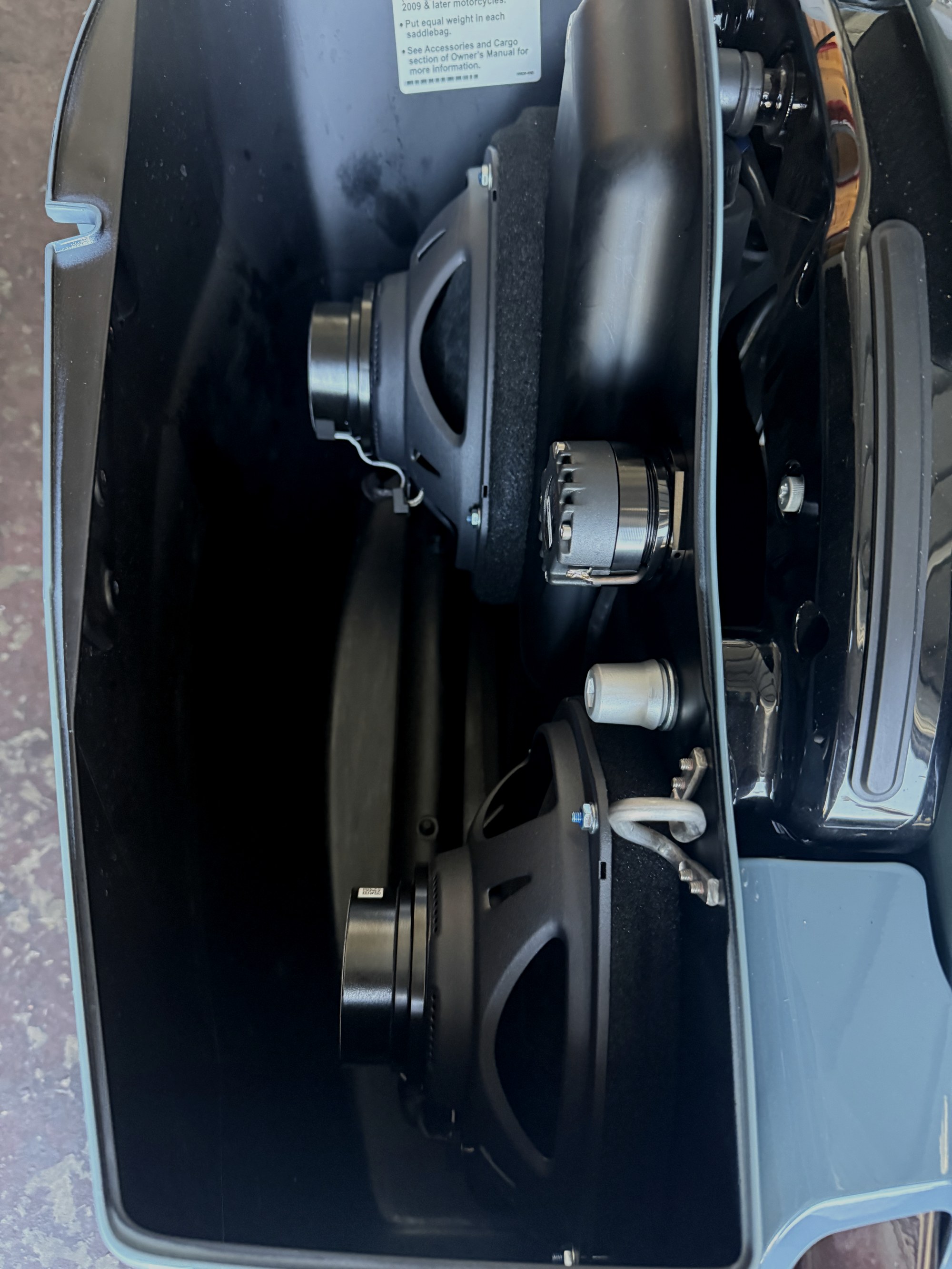 Dos woofers y un driver pequeño montados dentro de una alforja Harley-Davidson