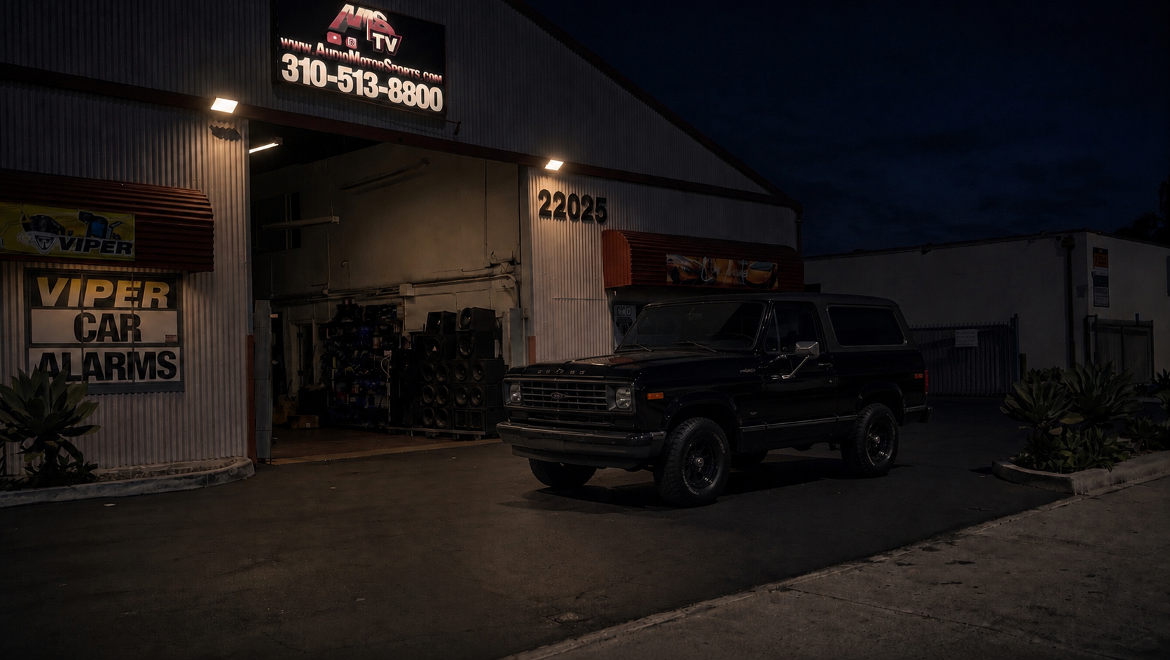 Bronco de noche en el lote de LA Car Beats